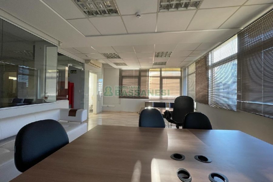 Sala Mobiliada com 297m², 2 vagas, no bairro Sanvitto em Caxias do Sul para Alugar