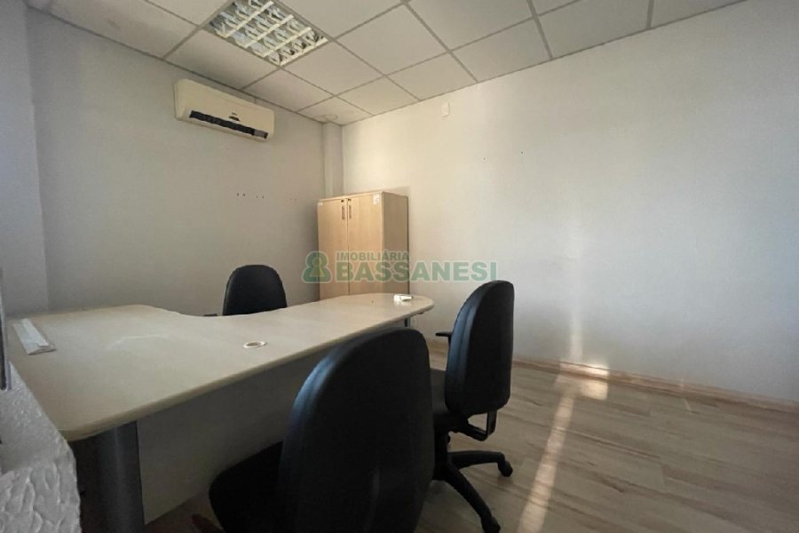 Sala Mobiliada com 297m², 2 vagas, no bairro Sanvitto em Caxias do Sul para Alugar