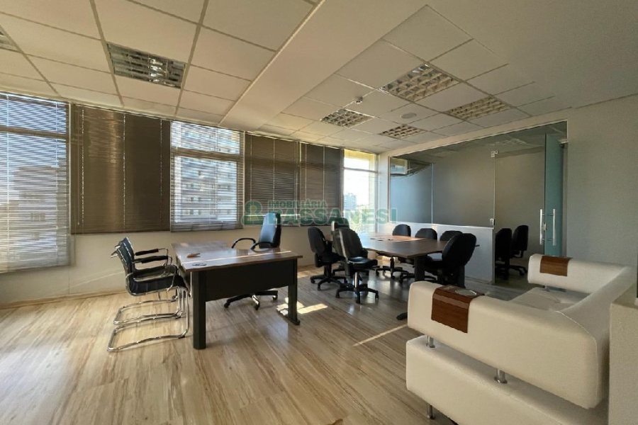 Sala Mobiliada com 297m², 2 vagas, no bairro Sanvitto em Caxias do Sul para Alugar