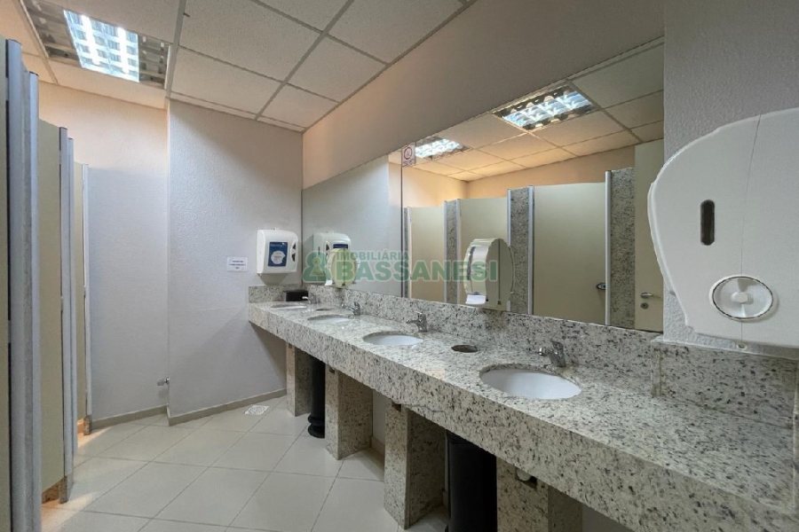 Sala Mobiliada com 297m², 2 vagas, no bairro Sanvitto em Caxias do Sul para Alugar