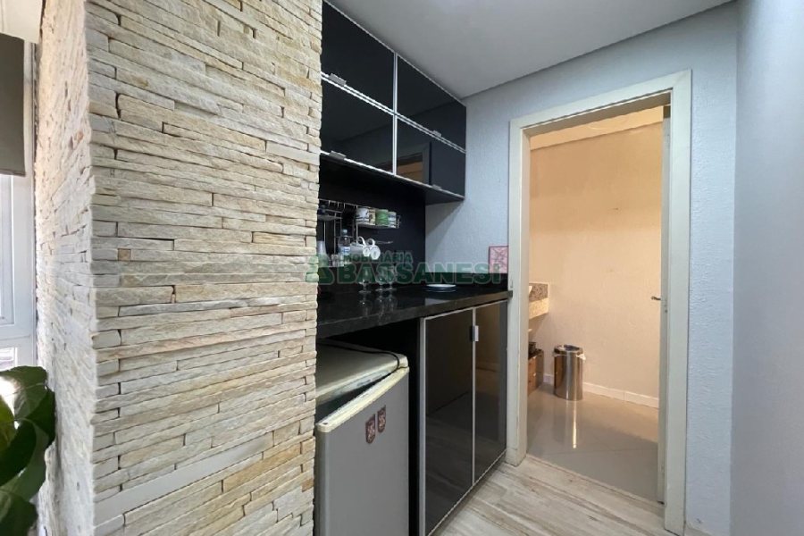 Sala Mobiliada com 297m², 2 vagas, no bairro Sanvitto em Caxias do Sul para Alugar