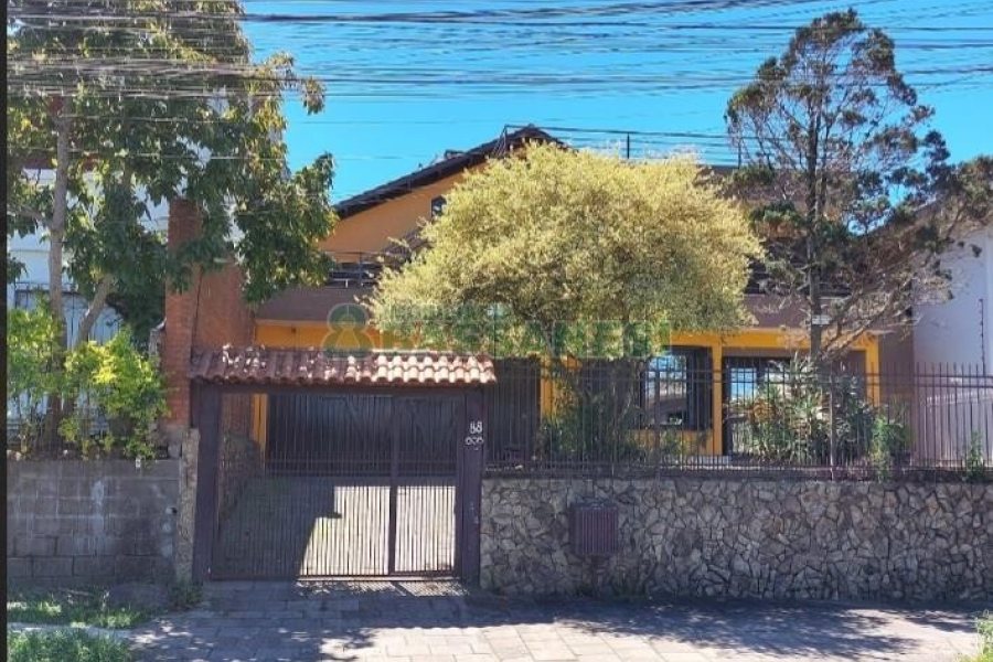 Casa com 356m², 5 dormitórios, 2 vagas, no bairro Charqueadas em Caxias do Sul para Comprar