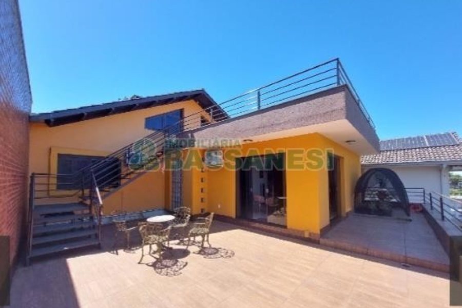 Casa com 356m², 5 dormitórios, 2 vagas, no bairro Charqueadas em Caxias do Sul para Comprar