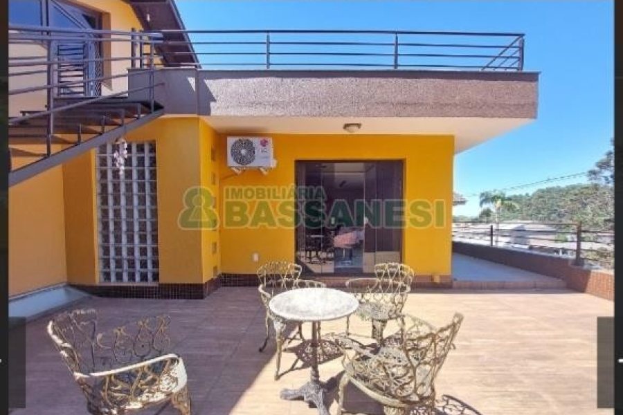 Casa com 356m², 5 dormitórios, 2 vagas, no bairro Charqueadas em Caxias do Sul para Comprar