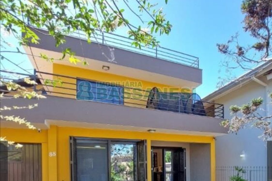 Casa com 356m², 5 dormitórios, 2 vagas, no bairro Charqueadas em Caxias do Sul para Comprar