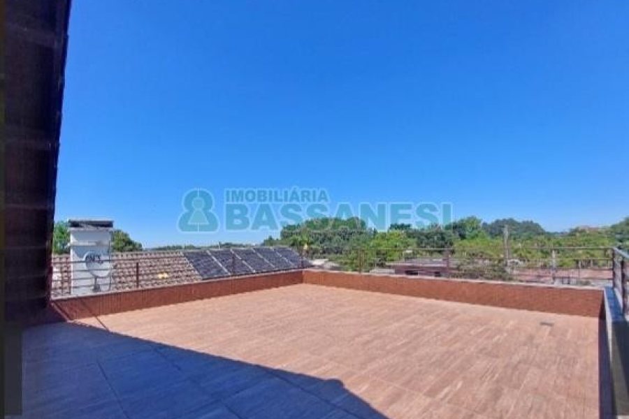 Casa com 356m², 5 dormitórios, 2 vagas, no bairro Charqueadas em Caxias do Sul para Comprar