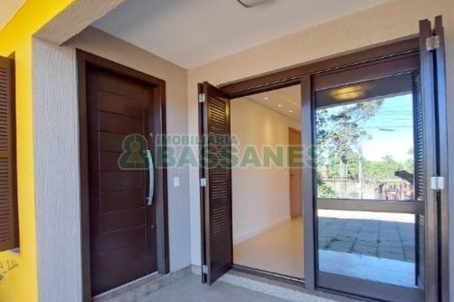 Casa com 356m², 5 dormitórios, 2 vagas, no bairro Charqueadas em Caxias do Sul para Comprar