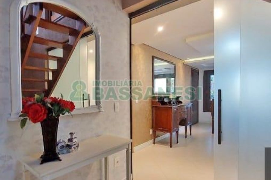 Casa com 356m², 5 dormitórios, 2 vagas, no bairro Charqueadas em Caxias do Sul para Comprar