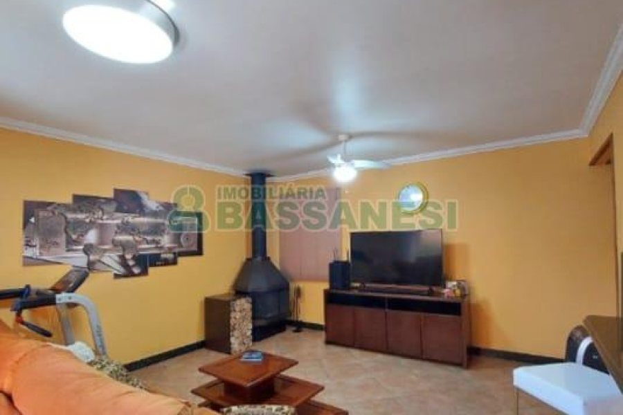 Casa com 356m², 5 dormitórios, 2 vagas, no bairro Charqueadas em Caxias do Sul para Comprar