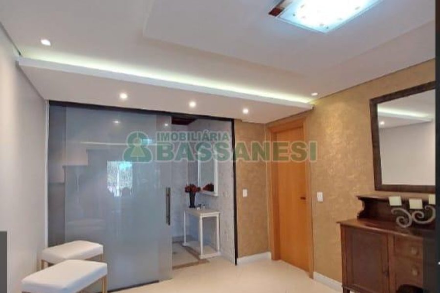 Casa com 356m², 5 dormitórios, 2 vagas, no bairro Charqueadas em Caxias do Sul para Comprar