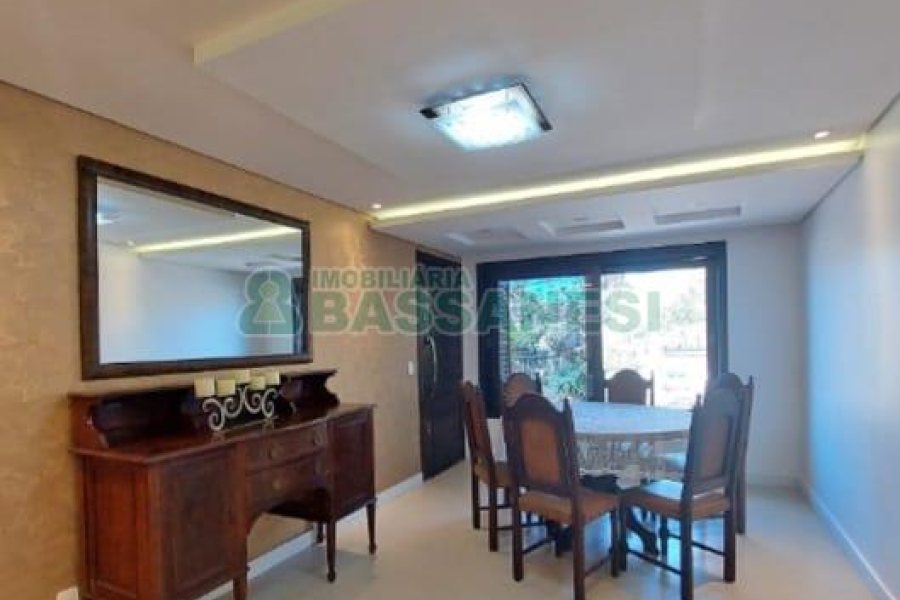 Casa com 356m², 5 dormitórios, 2 vagas, no bairro Charqueadas em Caxias do Sul para Comprar