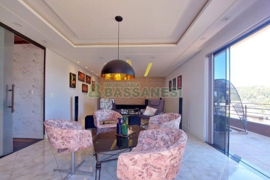 Casa com 356m², 5 dormitórios, 2 vagas, no bairro Charqueadas em Caxias do Sul para Comprar
