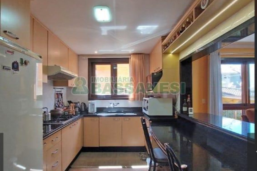 Casa com 356m², 5 dormitórios, 2 vagas, no bairro Charqueadas em Caxias do Sul para Comprar