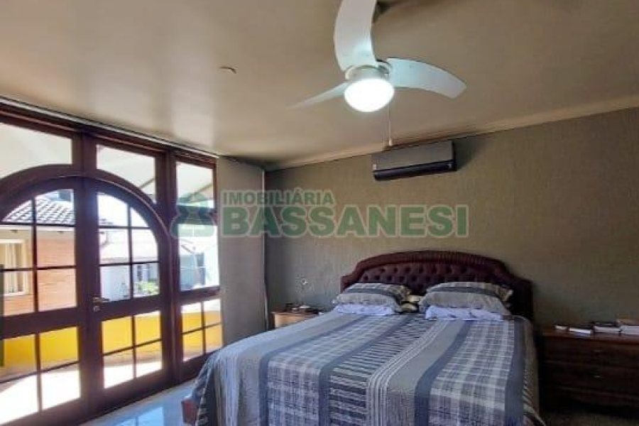 Casa com 356m², 5 dormitórios, 2 vagas, no bairro Charqueadas em Caxias do Sul para Comprar