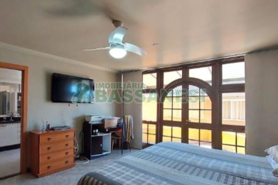 Casa com 356m², 5 dormitórios, 2 vagas, no bairro Charqueadas em Caxias do Sul para Comprar