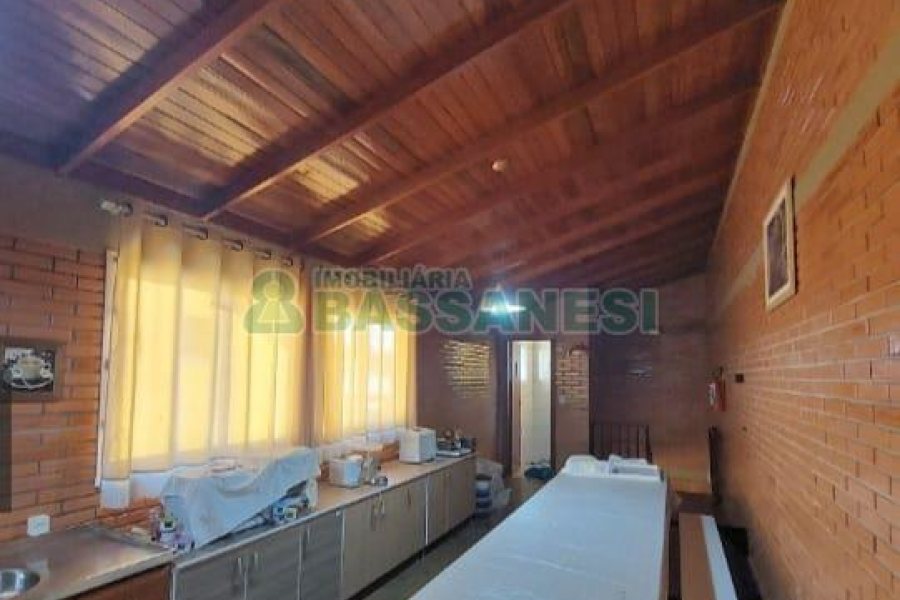 Casa com 356m², 5 dormitórios, 2 vagas, no bairro Charqueadas em Caxias do Sul para Comprar