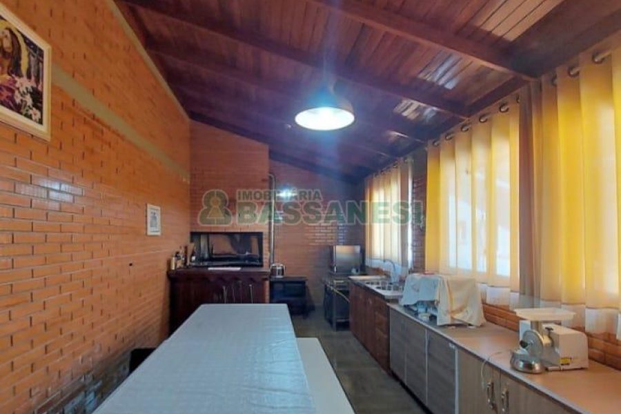 Casa com 356m², 5 dormitórios, 2 vagas, no bairro Charqueadas em Caxias do Sul para Comprar
