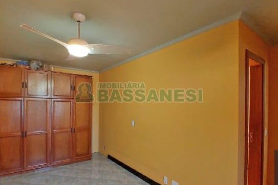 Casa com 356m², 5 dormitórios, 2 vagas, no bairro Charqueadas em Caxias do Sul para Comprar