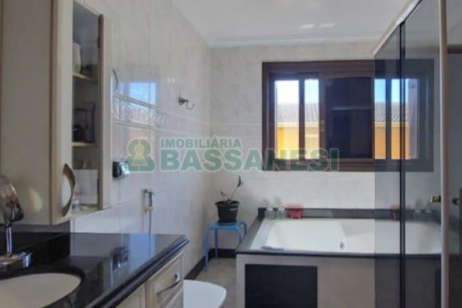 Casa com 356m², 5 dormitórios, 2 vagas, no bairro Charqueadas em Caxias do Sul para Comprar