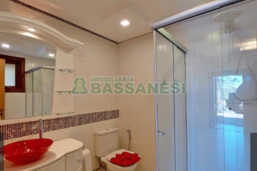 Casa com 356m², 5 dormitórios, 2 vagas, no bairro Charqueadas em Caxias do Sul para Comprar