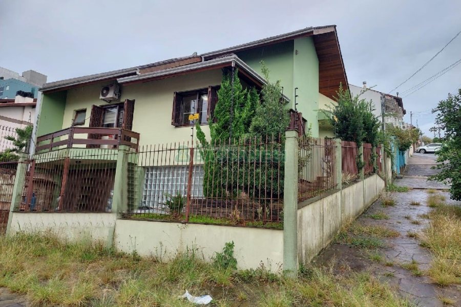 Casa com 150m², 3 dormitórios, 3 vagas, no bairro Kayser em Caxias do Sul para Comprar