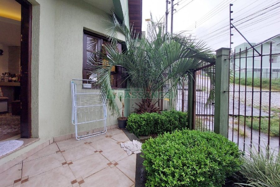 Casa com 150m², 3 dormitórios, 3 vagas, no bairro Kayser em Caxias do Sul para Comprar
