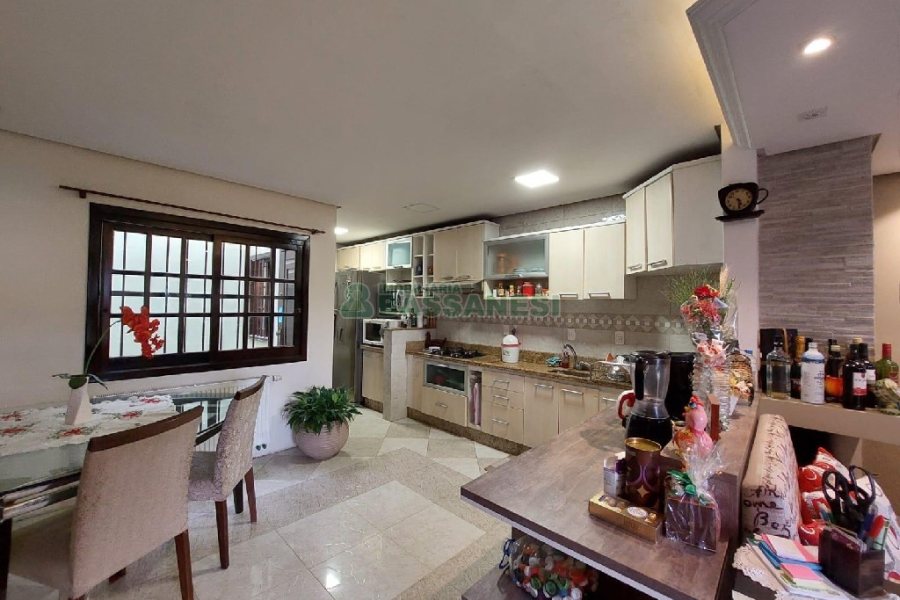 Casa com 150m², 3 dormitórios, 3 vagas, no bairro Kayser em Caxias do Sul para Comprar