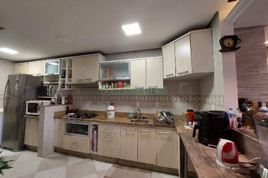 Casa com 150m², 3 dormitórios, 3 vagas, no bairro Kayser em Caxias do Sul para Comprar