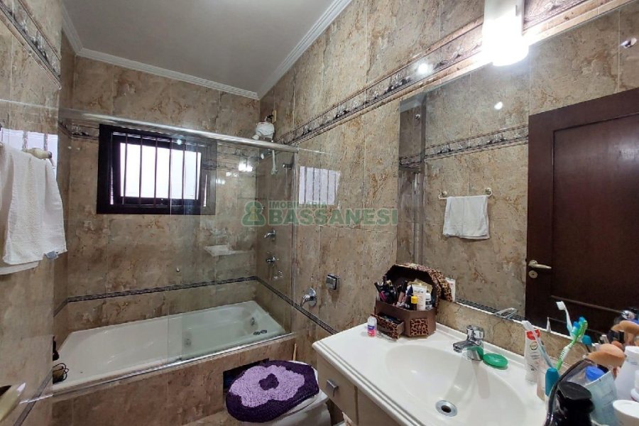 Casa com 150m², 3 dormitórios, 3 vagas, no bairro Kayser em Caxias do Sul para Comprar