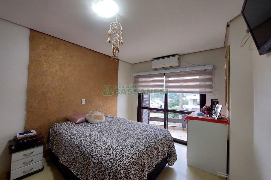 Casa com 150m², 3 dormitórios, 3 vagas, no bairro Kayser em Caxias do Sul para Comprar