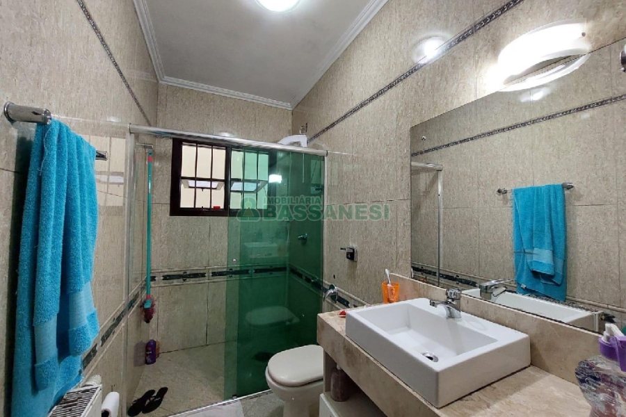 Casa com 150m², 3 dormitórios, 3 vagas, no bairro Kayser em Caxias do Sul para Comprar