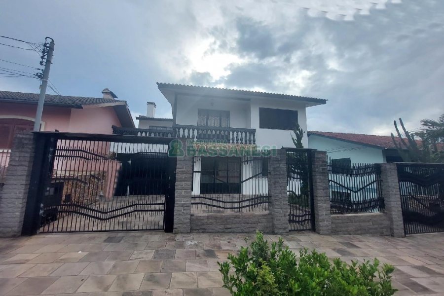 Casa com 232m², 3 dormitórios, 1 vaga, no bairro Cruzeiro em Caxias do Sul para Alugar