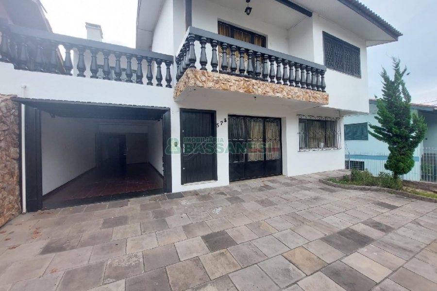 Casa com 232m², 3 dormitórios, 1 vaga, no bairro Cruzeiro em Caxias do Sul para Alugar