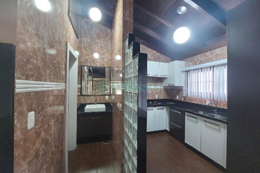 Casa com 232m², 3 dormitórios, 1 vaga, no bairro Cruzeiro em Caxias do Sul para Alugar