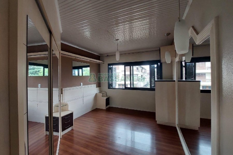 Casa com 232m², 3 dormitórios, 1 vaga, no bairro Cruzeiro em Caxias do Sul para Alugar