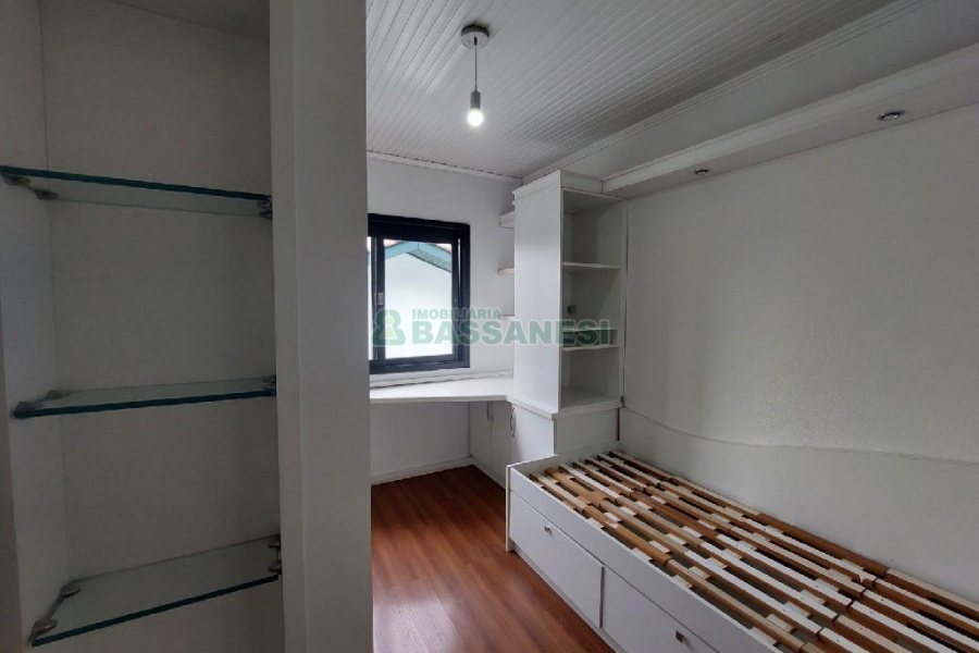Casa com 232m², 3 dormitórios, 1 vaga, no bairro Cruzeiro em Caxias do Sul para Alugar