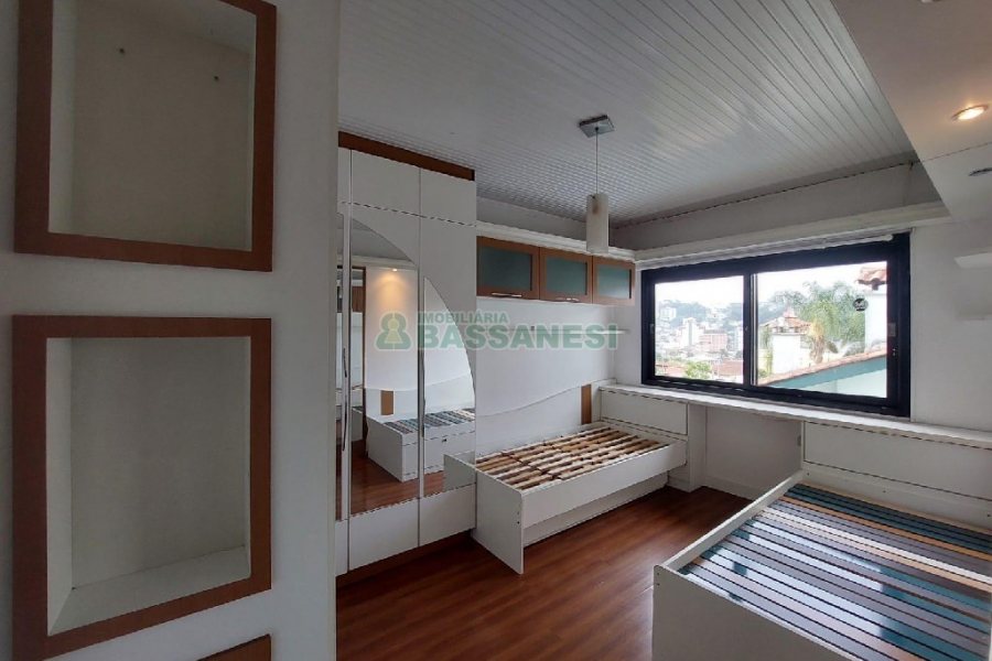 Casa com 232m², 3 dormitórios, 1 vaga, no bairro Cruzeiro em Caxias do Sul para Alugar