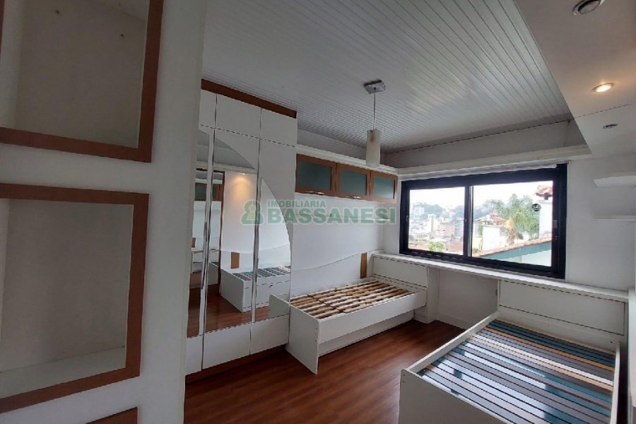 Casa com 232m², 3 dormitórios, 1 vaga, no bairro Cruzeiro em Caxias do Sul para Alugar