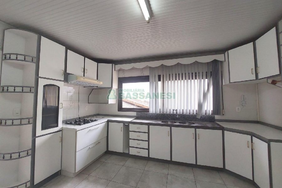 Casa com 232m², 3 dormitórios, 1 vaga, no bairro Cruzeiro em Caxias do Sul para Alugar