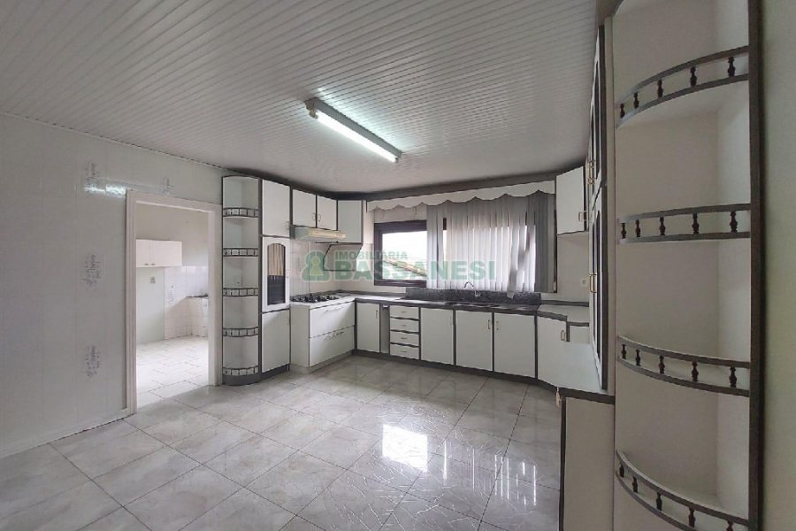 Casa com 232m², 3 dormitórios, 1 vaga, no bairro Cruzeiro em Caxias do Sul para Alugar