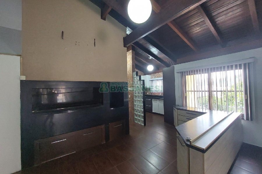 Casa com 232m², 3 dormitórios, 1 vaga, no bairro Cruzeiro em Caxias do Sul para Alugar