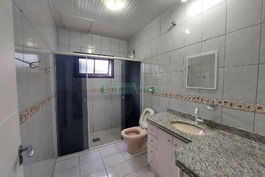 Casa com 232m², 3 dormitórios, 1 vaga, no bairro Cruzeiro em Caxias do Sul para Alugar