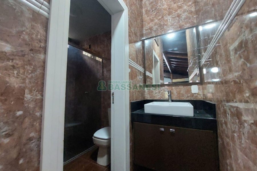 Casa com 232m², 3 dormitórios, 1 vaga, no bairro Cruzeiro em Caxias do Sul para Alugar