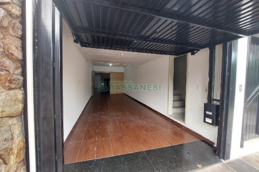 Casa com 232m², 3 dormitórios, 1 vaga, no bairro Cruzeiro em Caxias do Sul para Alugar