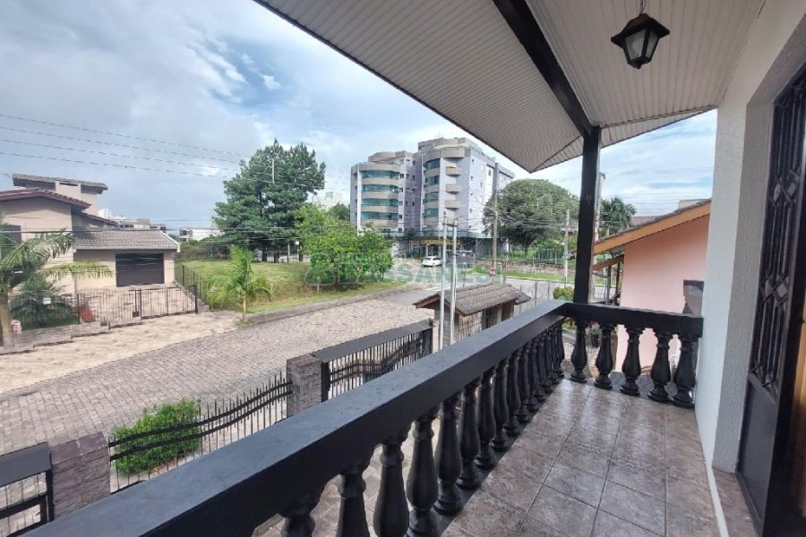 Casa com 232m², 3 dormitórios, 1 vaga, no bairro Cruzeiro em Caxias do Sul para Alugar
