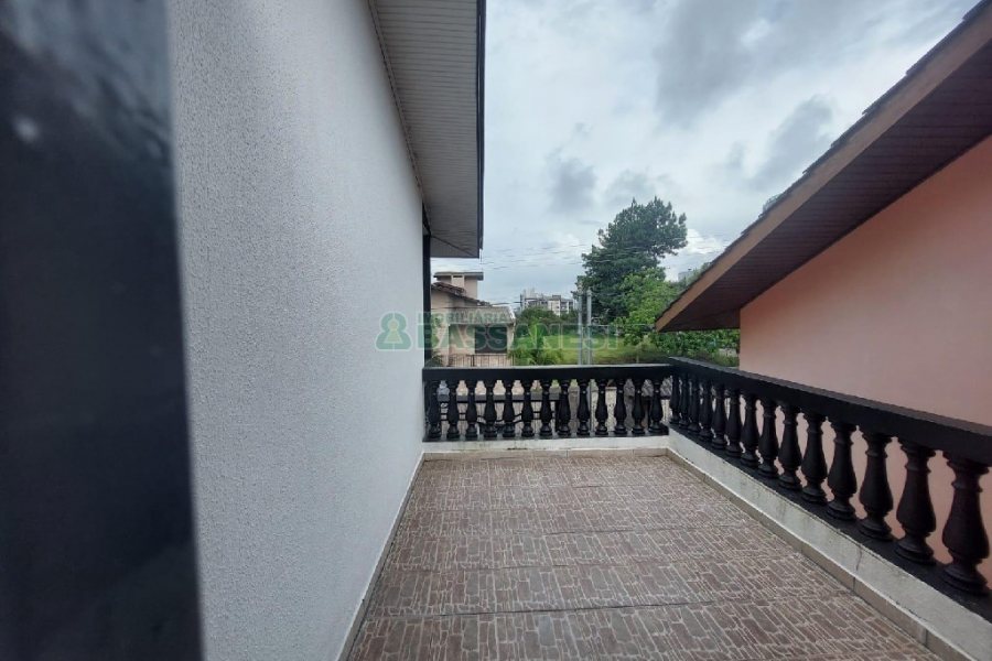 Casa com 232m², 3 dormitórios, 1 vaga, no bairro Cruzeiro em Caxias do Sul para Alugar