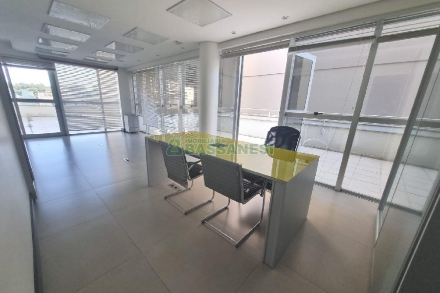 Sala Mobiliada com 87m², 2 vagas, no bairro Centro em Caxias do Sul para Alugar