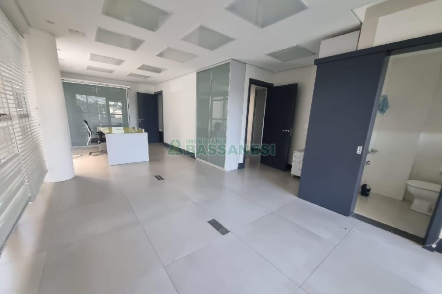 Sala Mobiliada com 87m², 2 vagas, no bairro Centro em Caxias do Sul para Alugar