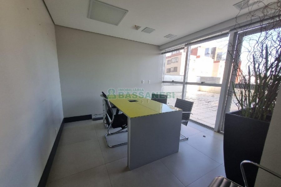 Sala Mobiliada com 87m², 2 vagas, no bairro Centro em Caxias do Sul para Alugar