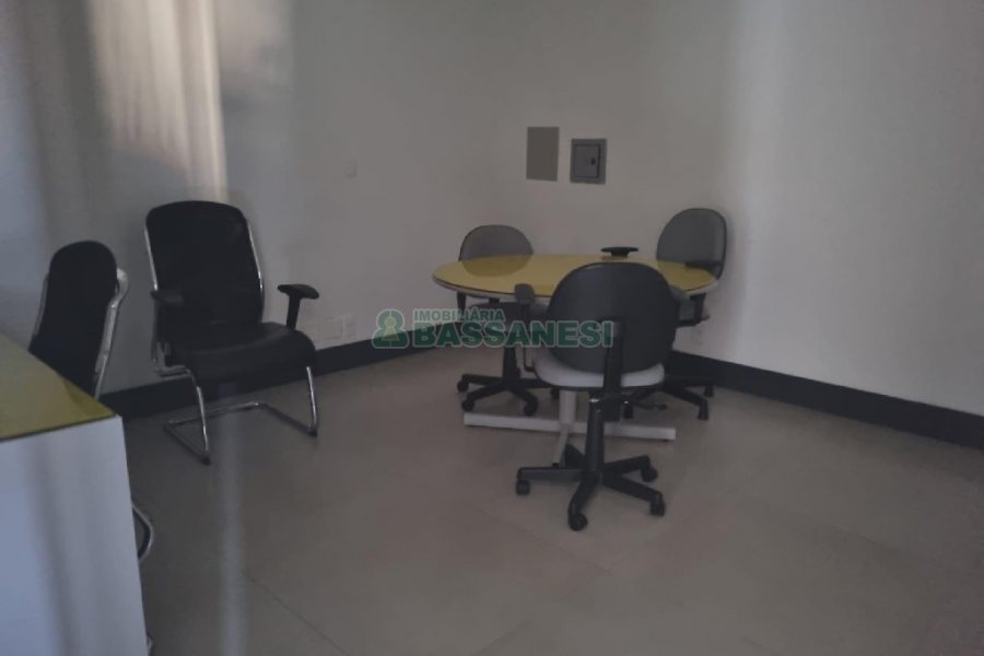Sala Mobiliada com 87m², 2 vagas, no bairro Centro em Caxias do Sul para Alugar